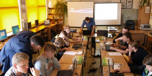 Uczniowie pracujący przy komputerach