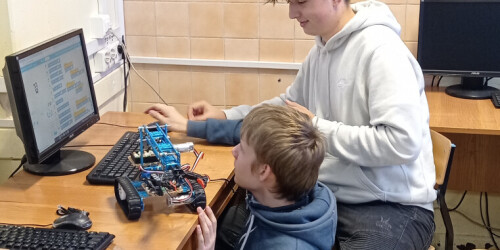Uczniowie programują robota